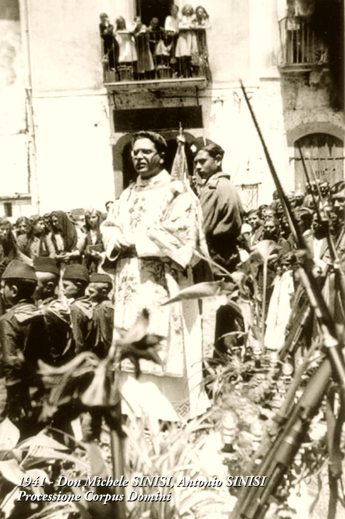 69 FOTO Don Michele Sinisi - Antonio Sinisi alla processione del Corpus Domini 1941